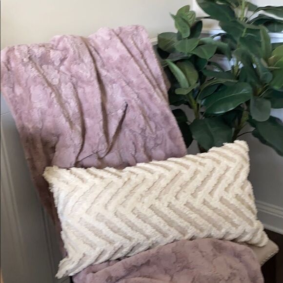 Mauve Faux Fur Throw NWOT - Picture 1 of 7